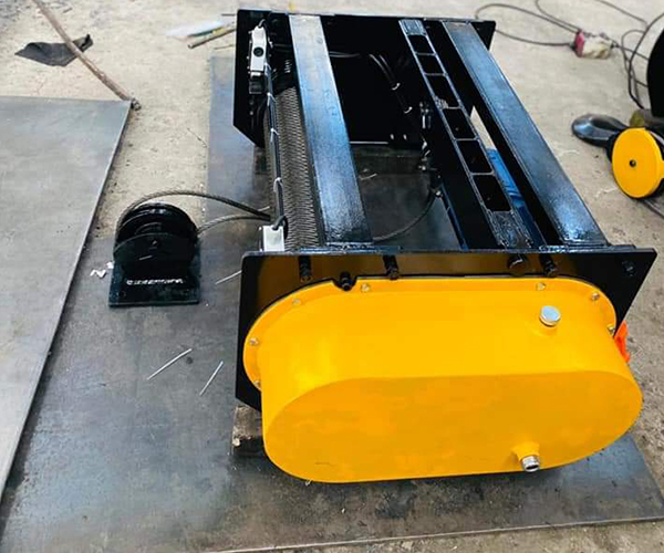 BASE MOUNTED WIRE ROPE HOIST