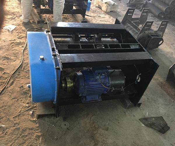 BASE MOUNTED WIRE ROPE HOIST