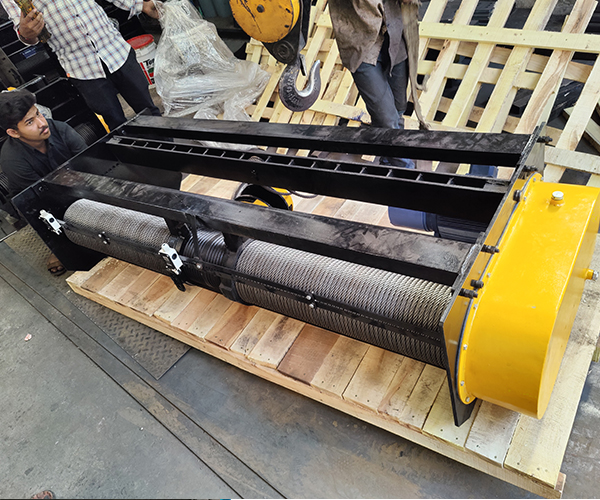 BASE MOUNTED WIRE ROPE HOIST